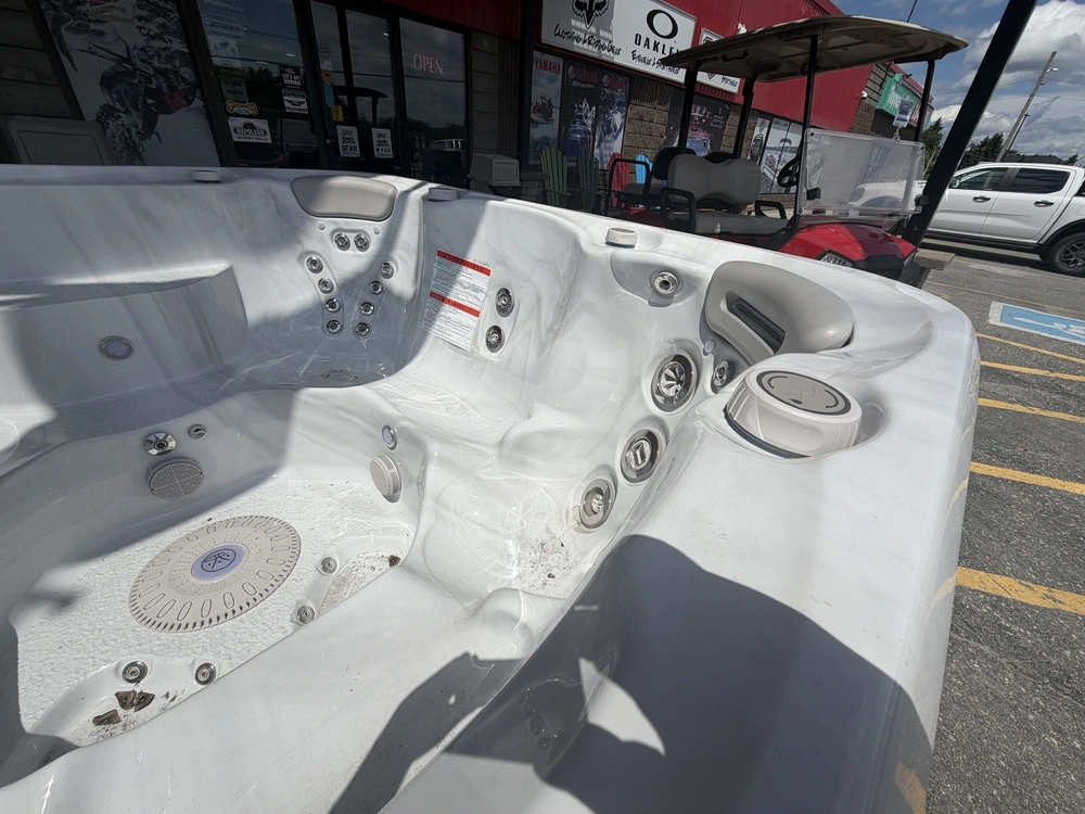 2025 Hydropool 728 Platinum alt