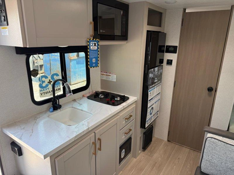 2027 Jayco Jay Feather 17bhsl alt