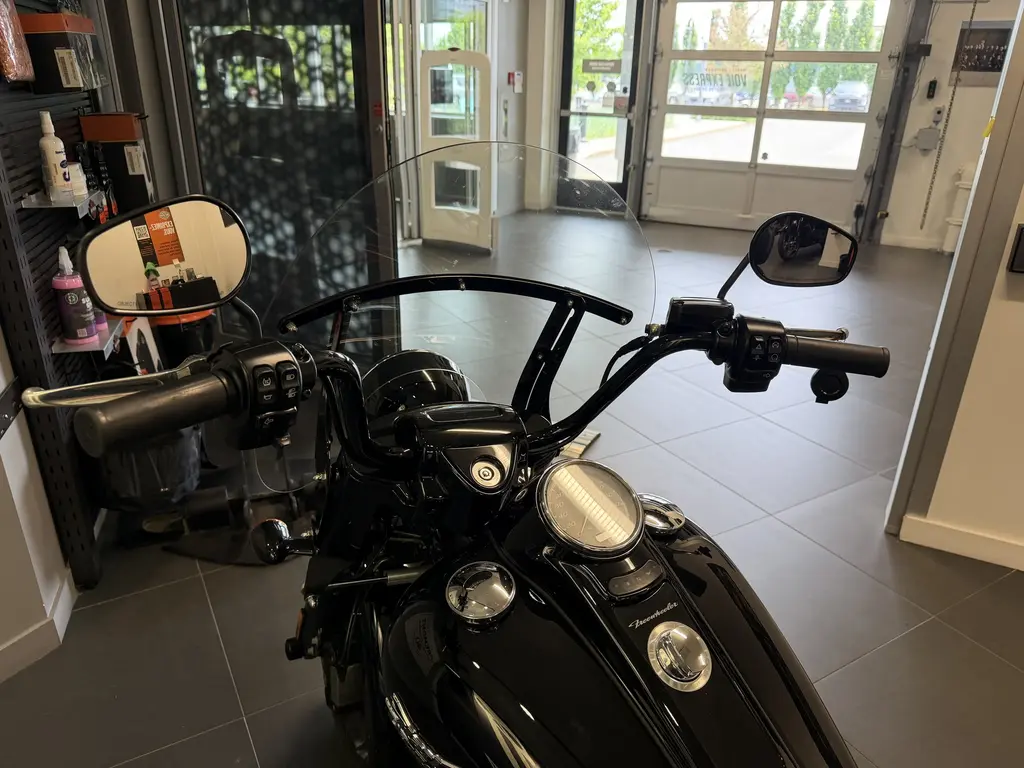 Harley-Davidson FREEWHEELERFLRT 2023