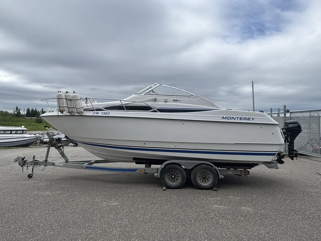 1992 Monterey Boats 236 SEL