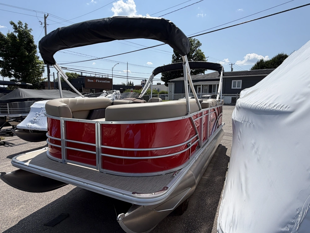 Sylvan Mirage 820 Cruise 2026 alt