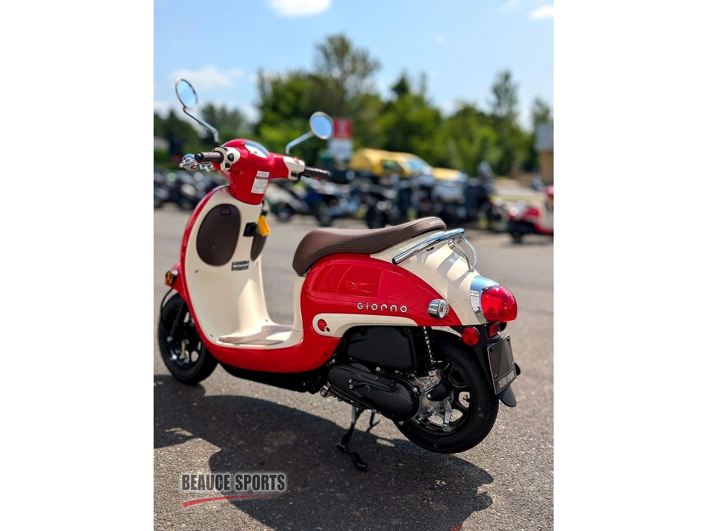 Honda Giorno Ncw50s | Scooter Vespa ?!?! | 🌆 Concurrents Directs : Yamaha Zuma 50, Vespa Primavera & Aprilia Sr50 🌆 2025 alt