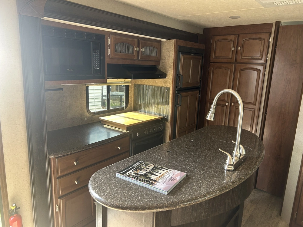Coachmen Freedom Express 320bhdsle 2018 alt