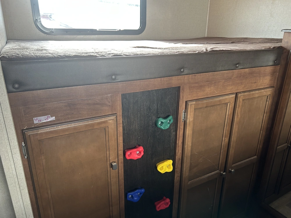 Coachmen Freedom Express 320bhdsle 2018 alt