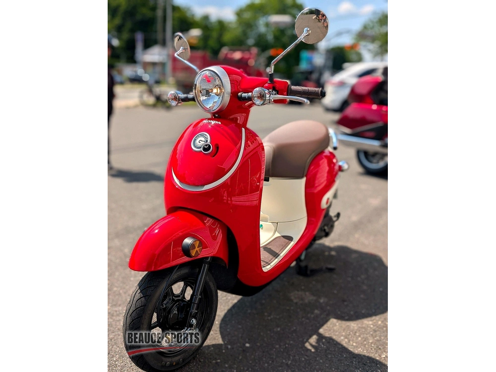 Honda Giorno Ncw50s | Scooter Vespa ?!?! | 🌆 Concurrents Directs : Yamaha Zuma 50, Vespa Primavera & Aprilia Sr50 🌆 2025 alt