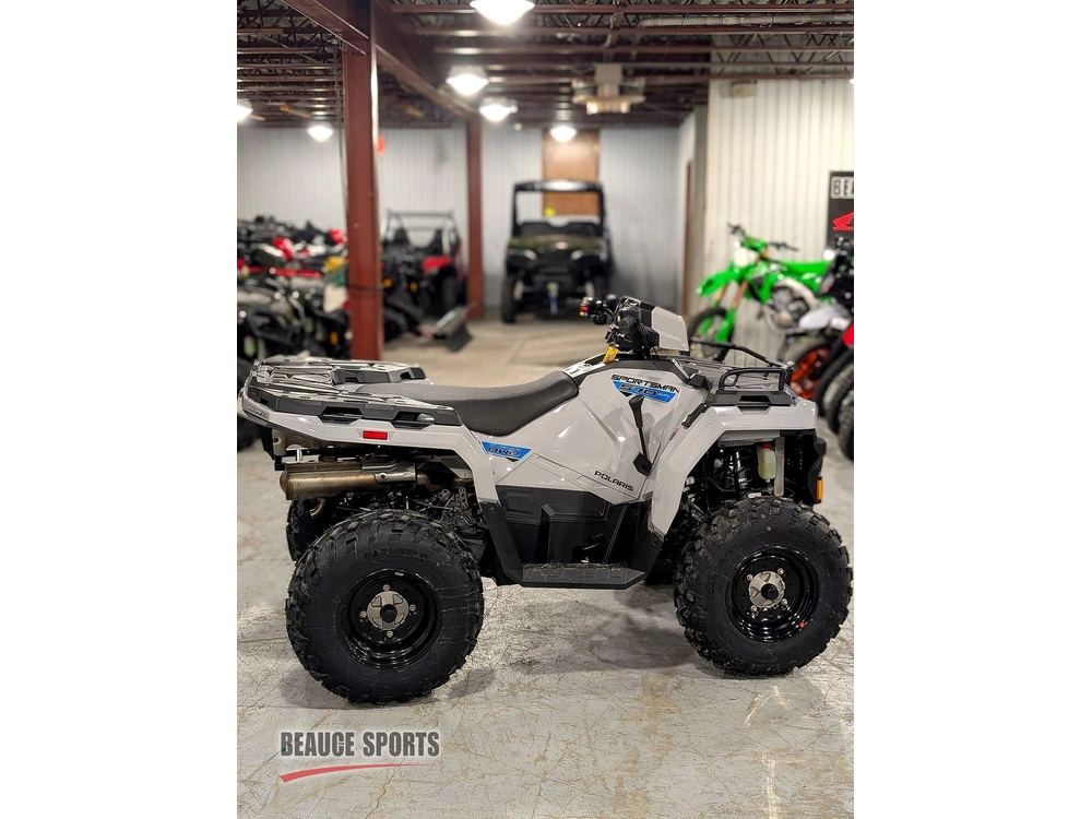 Polaris Sportsman 570 Ghost Gray | 🌍 Concurrents : Outlander 570 / Grizzly 700 🌍 | 2026 alt