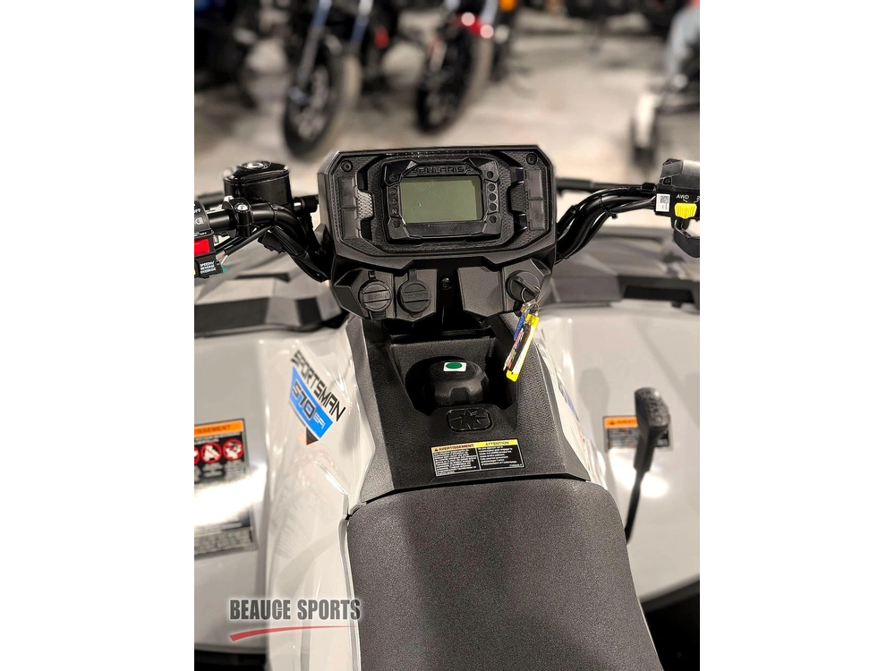 Polaris Sportsman 570 Ghost Gray | 🌍 Concurrents : Outlander 570 / Grizzly 700 🌍 | 2026 alt