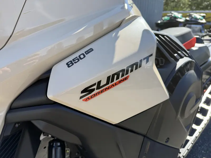 2027 Ski-Doo SUMMIT ADRENALINE 165 850 E-TEC POWDERMAX X-LIGHT FLEXEDGE 3.0' SHOT