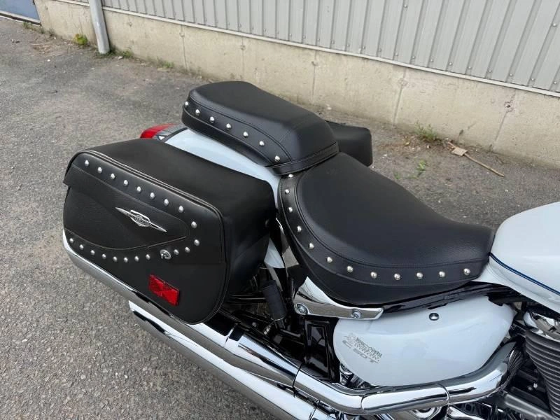 2022 Suzuki Boulevard 800 alt