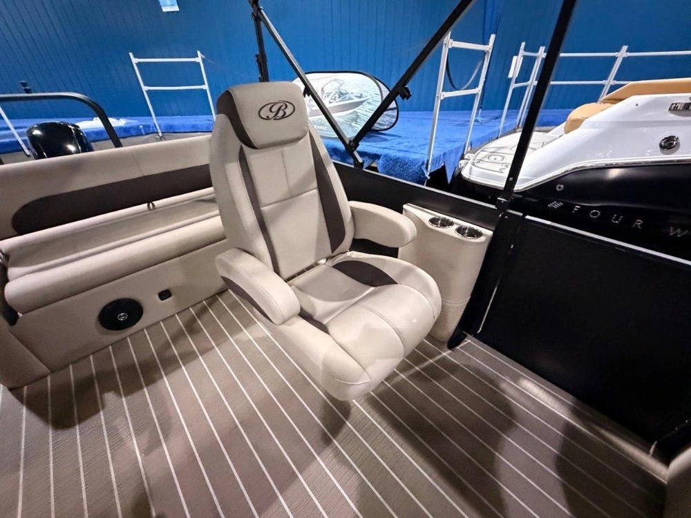2026 Bentley Legacy 223 Swingback alt