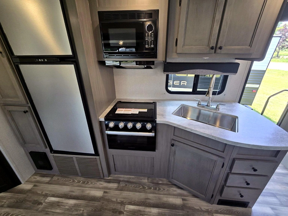 2022 Jayco Starcraft 252rb alt