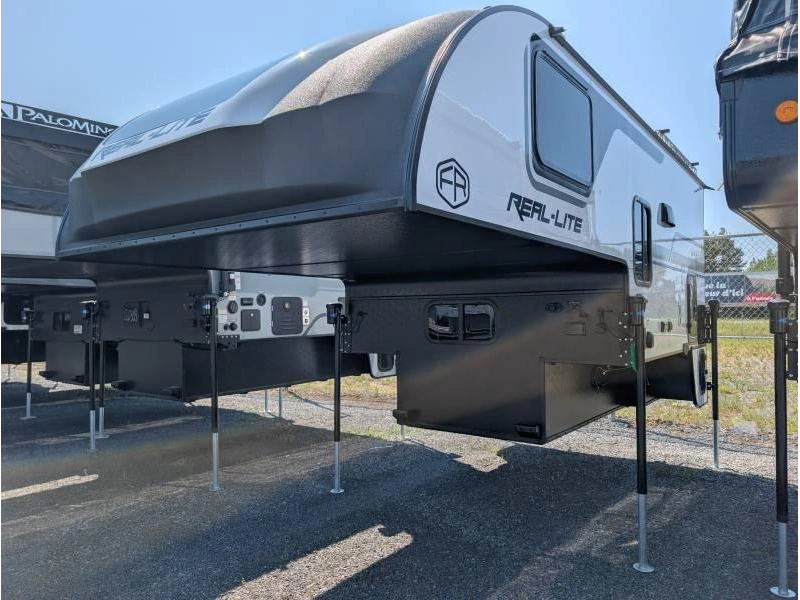 2027 Palomino Real Lite 1806 alt