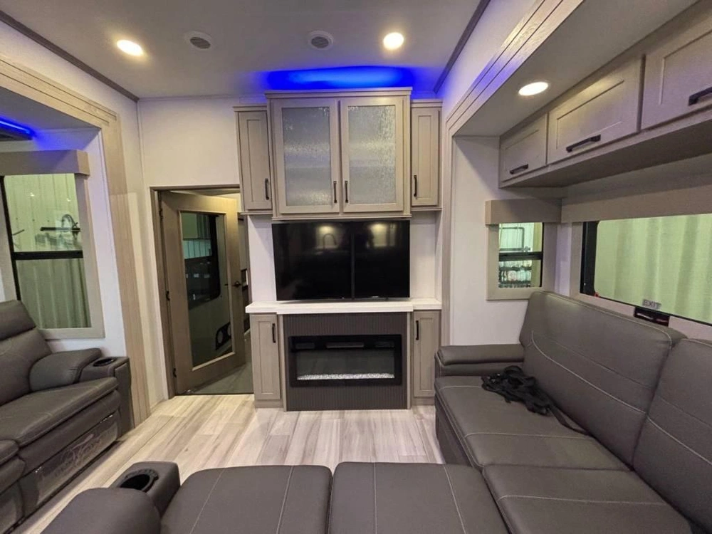 Grand Design Momentum 395ms 2025 alt