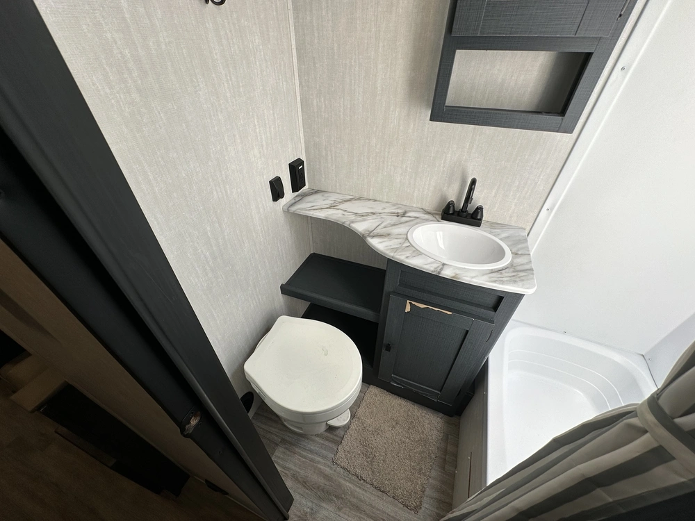 2024 Coachmen Apex 300bhs alt