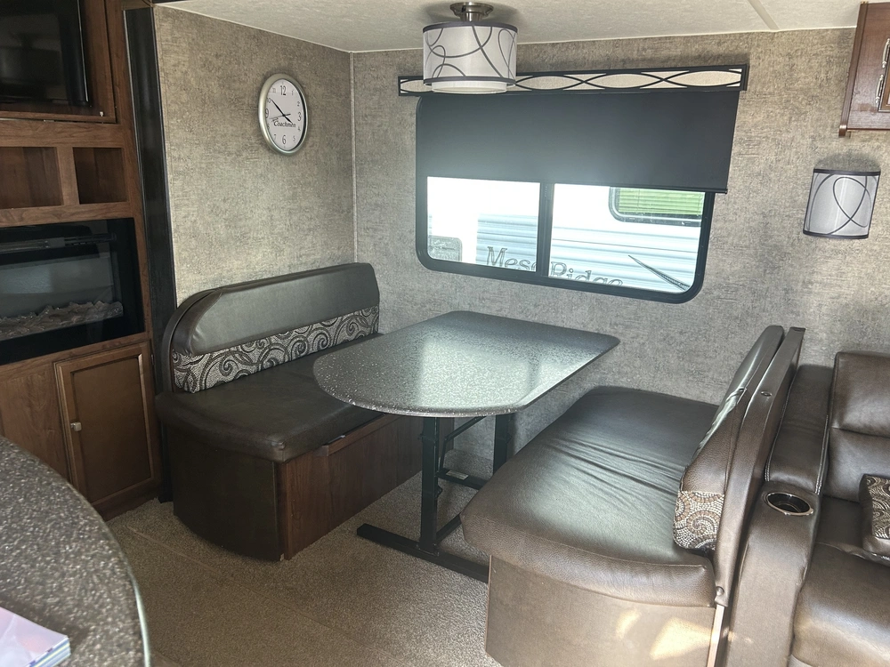 Coachmen Freedom Express 320bhdsle 2018 alt