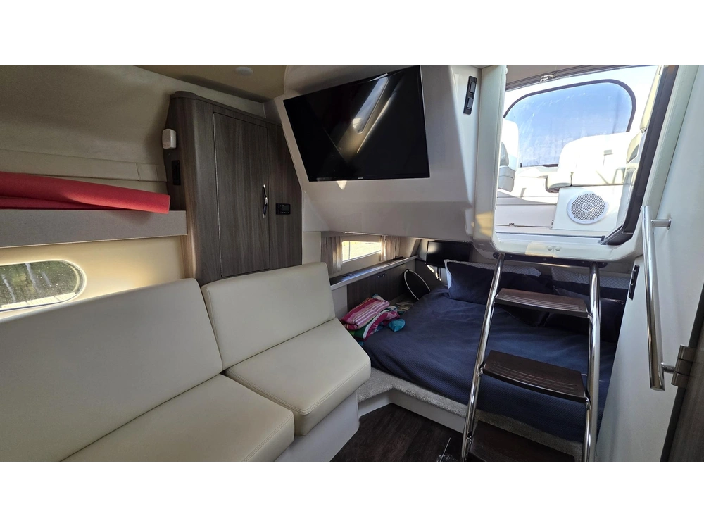 Regal 33 Express 2020 alt
