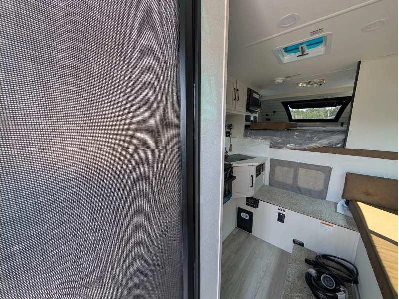2027 Palomino Real Lite 1806 alt