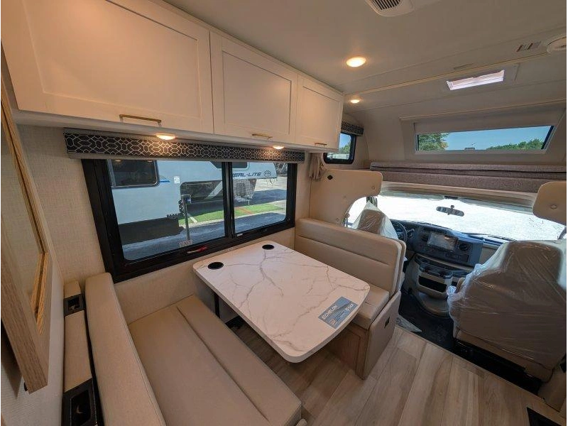 Thor Motor Coach Echelon Lz22 2027 alt