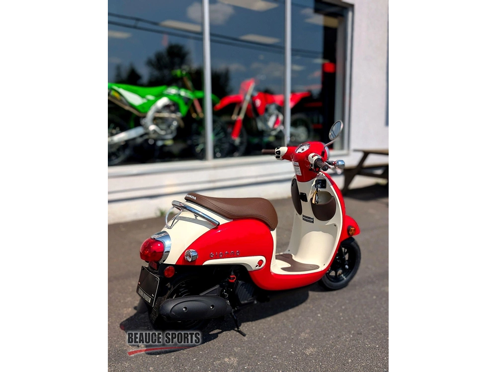 Honda Giorno Ncw50s | Scooter Vespa ?!?! | 🌆 Concurrents Directs : Yamaha Zuma 50, Vespa Primavera & Aprilia Sr50 🌆 2025 alt