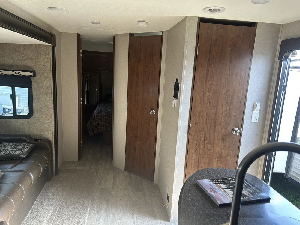 Coachmen Freedom Express 320bhdsle 2018 alt