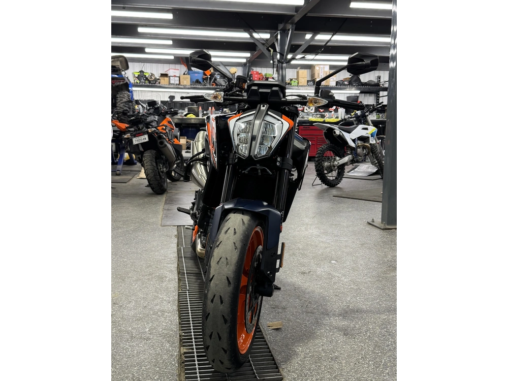 Ktm Duke 890 R 2023 alt