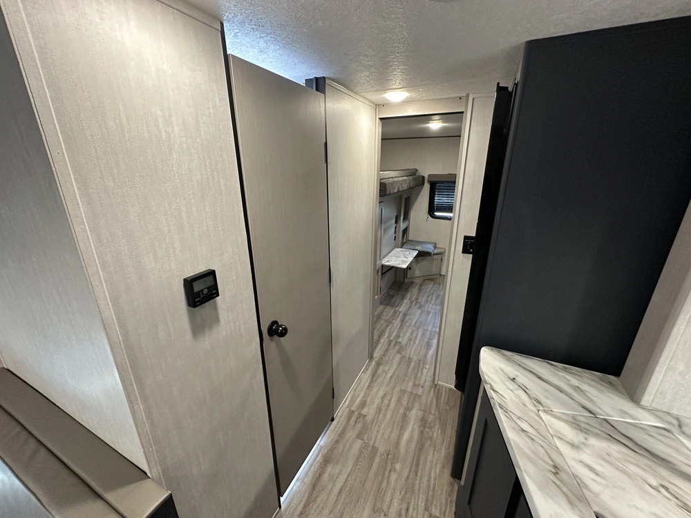 2024 Coachmen Apex 300bhs alt