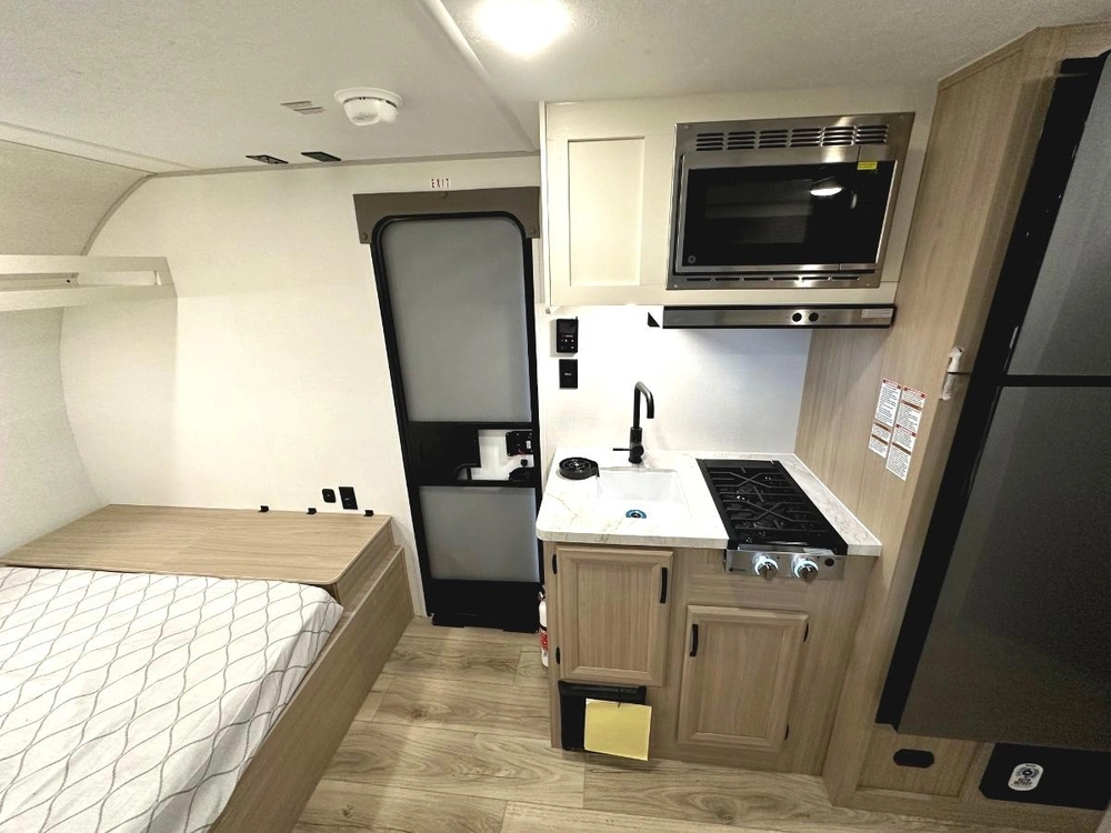 Coachmen Clipper 18dbs 2027 alt