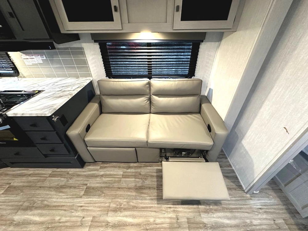 2024 Coachmen Apex 300bhs alt