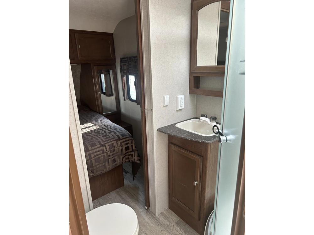 Coachmen Freedom Express 320bhdsle 2018 alt