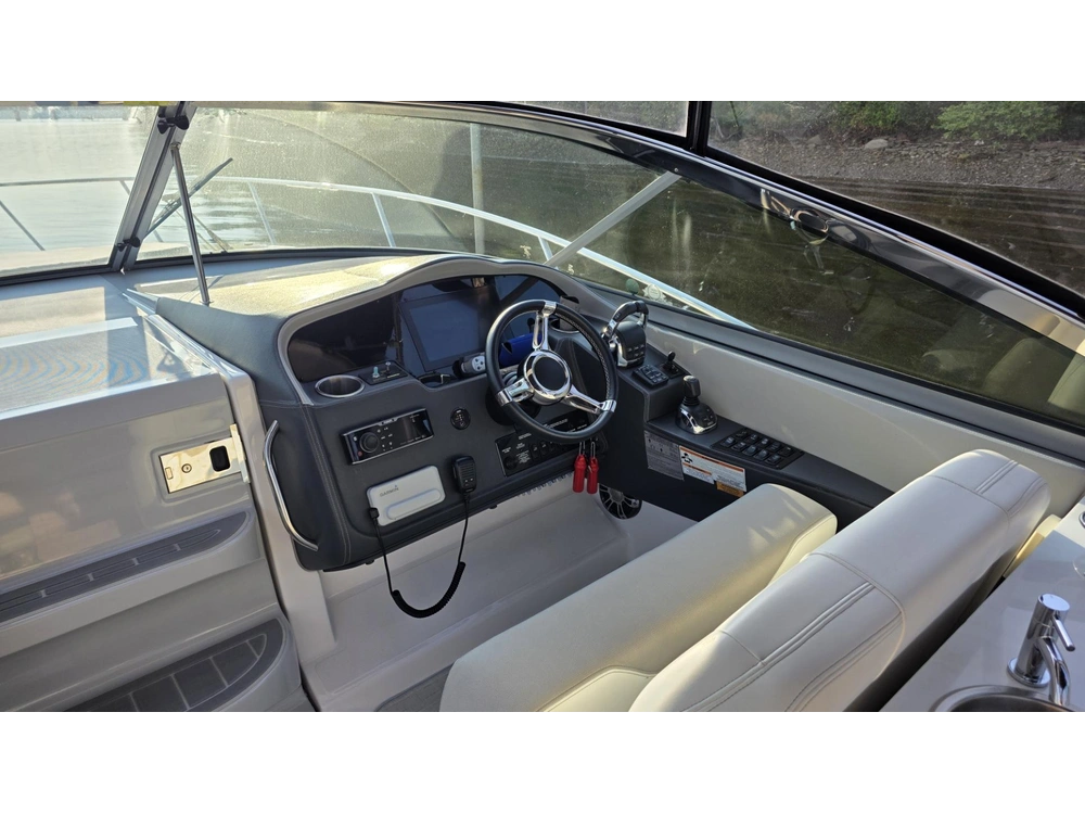 Regal 33 Express 2020 alt