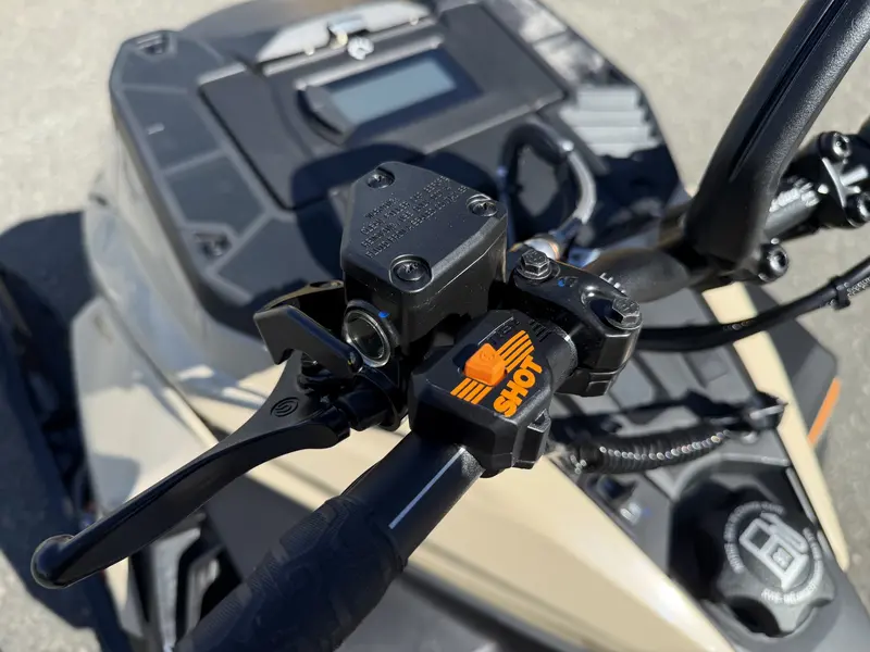 2027 Ski-Doo SUMMIT ADRENALINE 165 850 E-TEC POWDERMAX X-LIGHT FLEXEDGE 3.0' SHOT