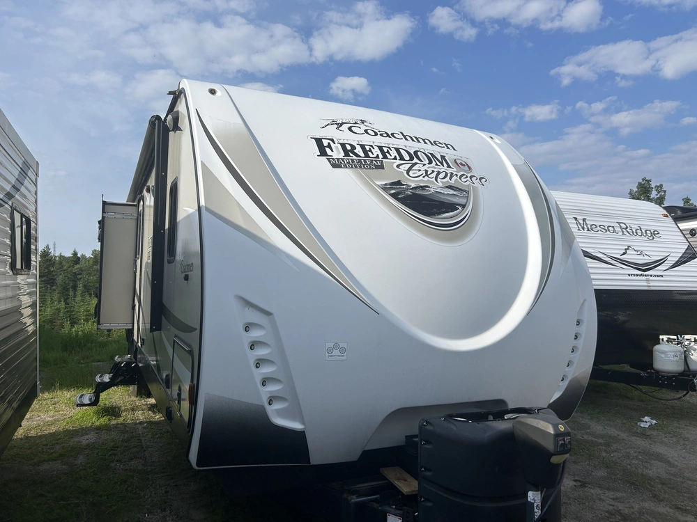 Coachmen Freedom Express 320bhdsle 2018 alt