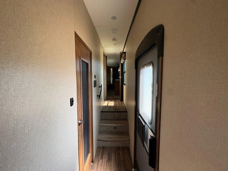 2018 Coachmen 391 Qsmb alt