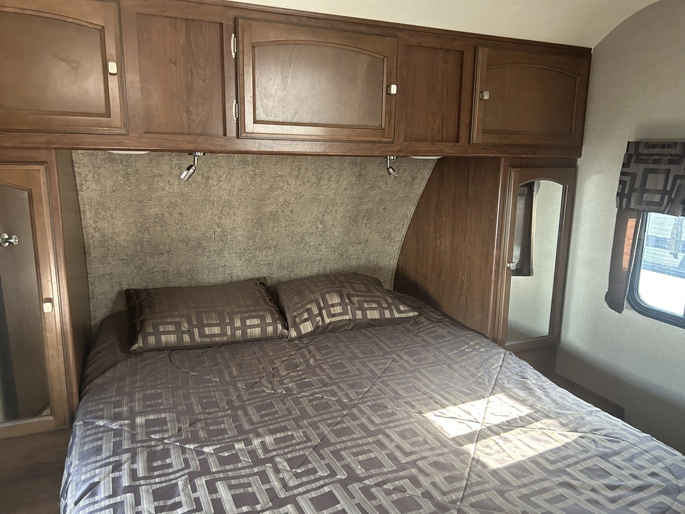 Coachmen Freedom Express 320bhdsle 2018 alt