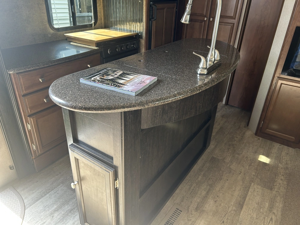 Coachmen Freedom Express 320bhdsle 2018 alt