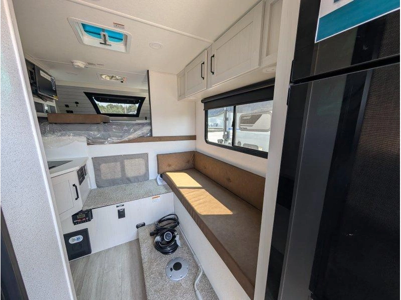 2027 Palomino Real Lite 1806 alt