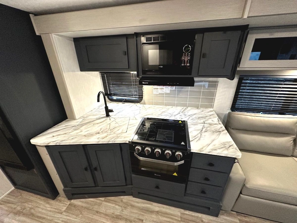 2024 Coachmen Apex 300bhs alt