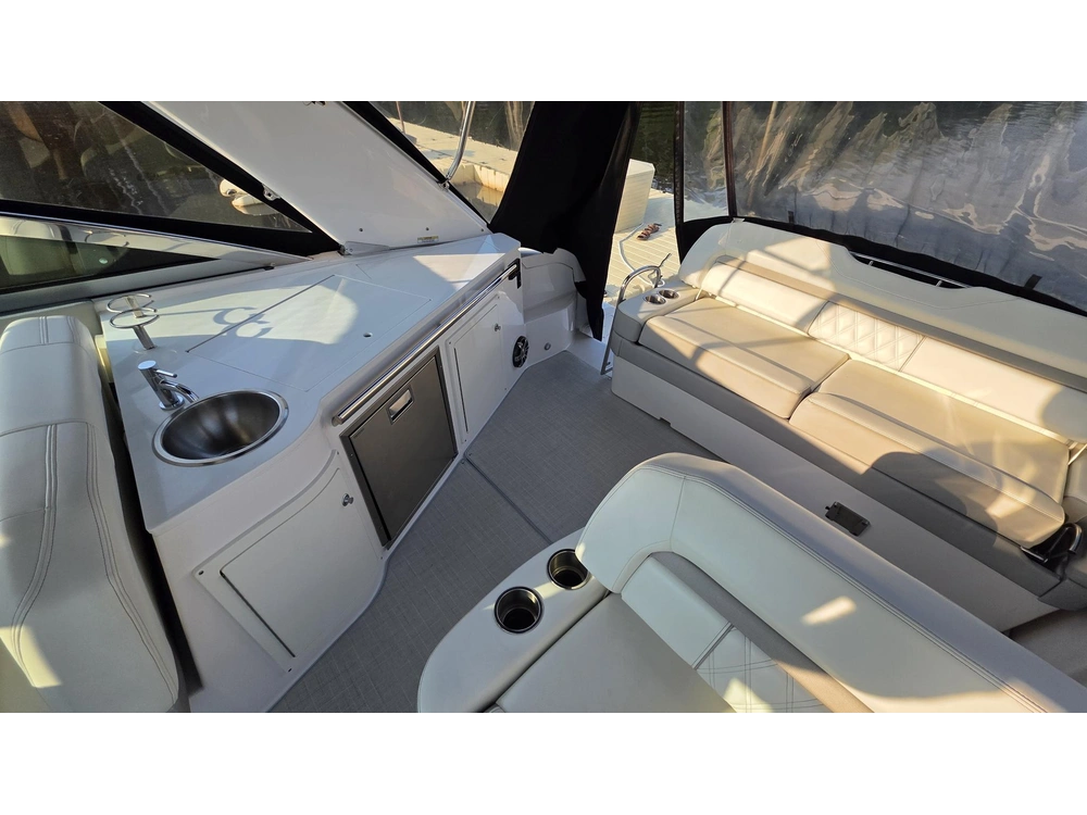 Regal 33 Express 2020 alt