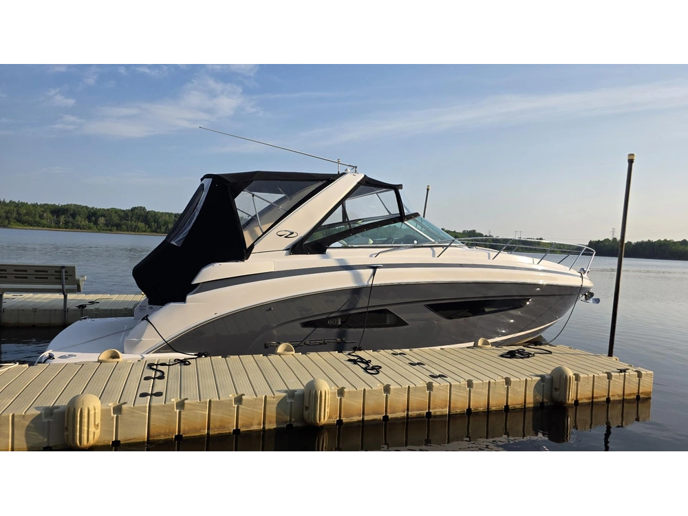 Regal 33 Express 2020 alt