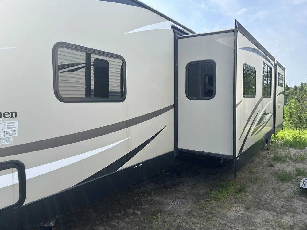 Coachmen Freedom Express 320bhdsle 2018 alt