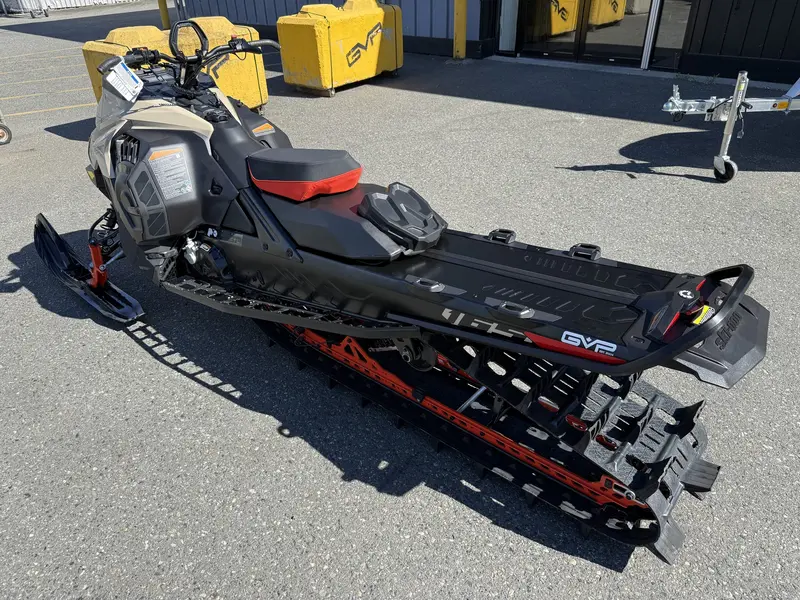 2027 Ski-Doo SUMMIT ADRENALINE 165 850 E-TEC POWDERMAX X-LIGHT FLEXEDGE 3.0' SHOT