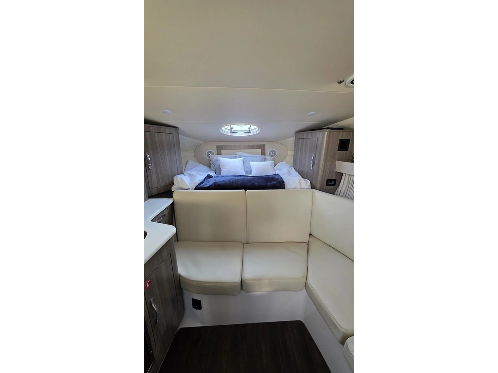 Regal 33 Express 2020 alt