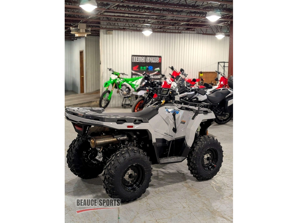 Polaris Sportsman 570 Ghost Gray | 🌍 Concurrents : Outlander 570 / Grizzly 700 🌍 | 2026 alt
