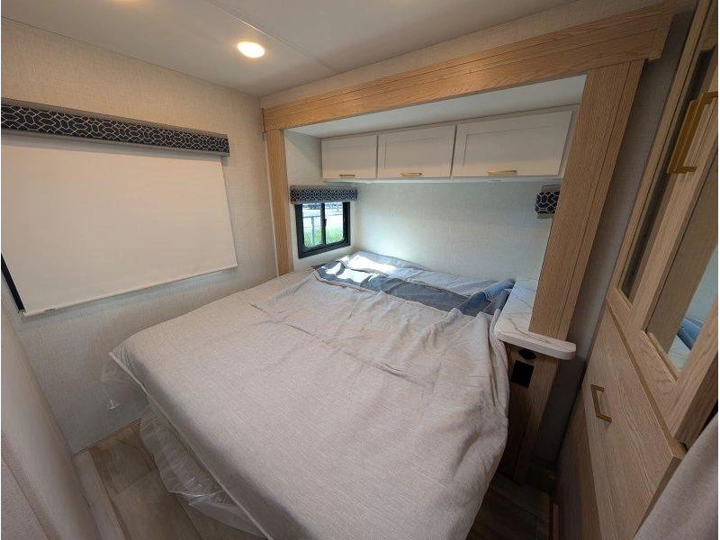 Thor Motor Coach Echelon Lz22 2027 alt