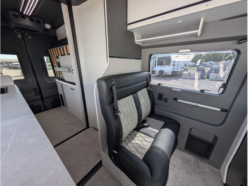 Grand Design Lineage Lvt1 2027 alt