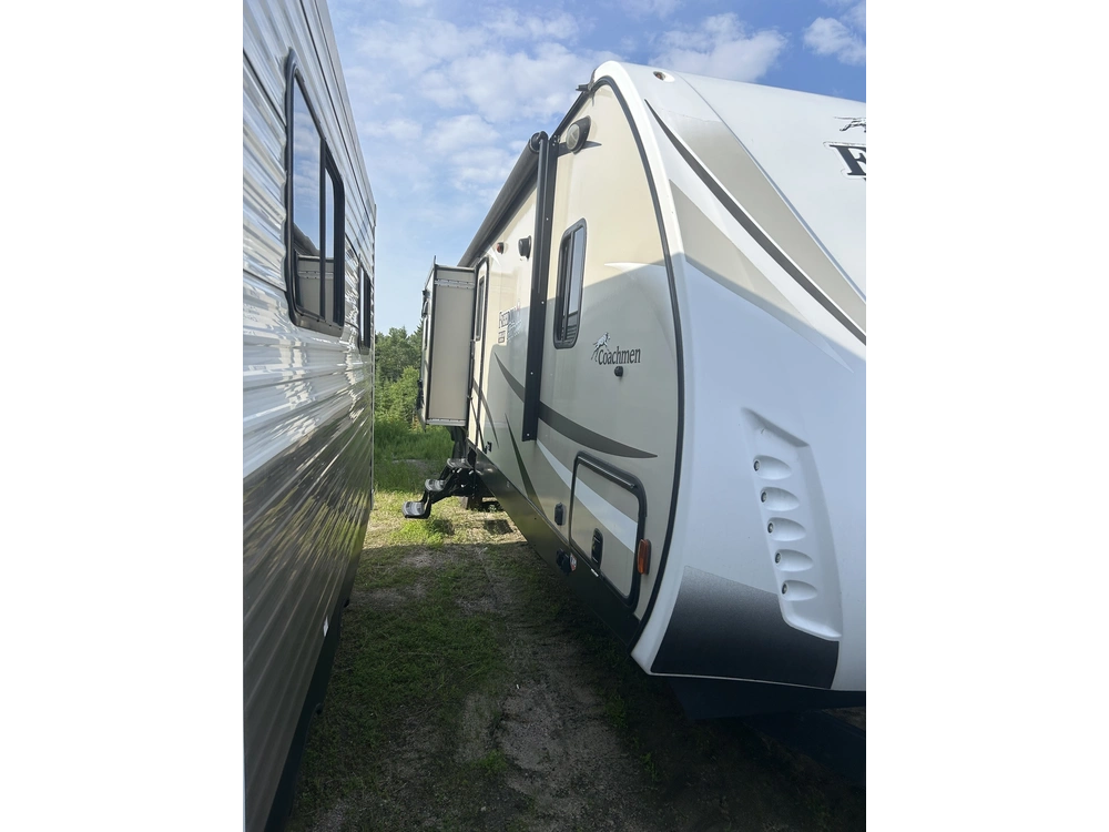 Coachmen Freedom Express 320bhdsle 2018 alt