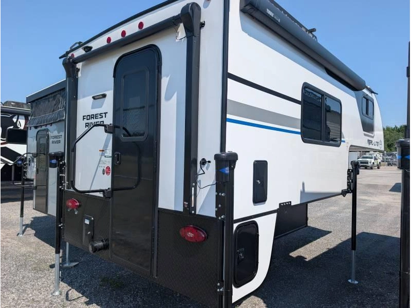 2027 Palomino Real Lite 1806 alt