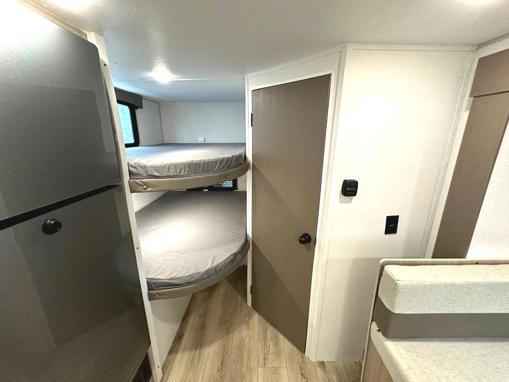 Coachmen Clipper 18dbs 2027 alt