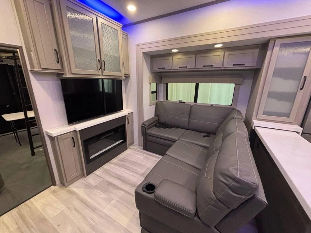 Grand Design Momentum 395ms 2025 alt