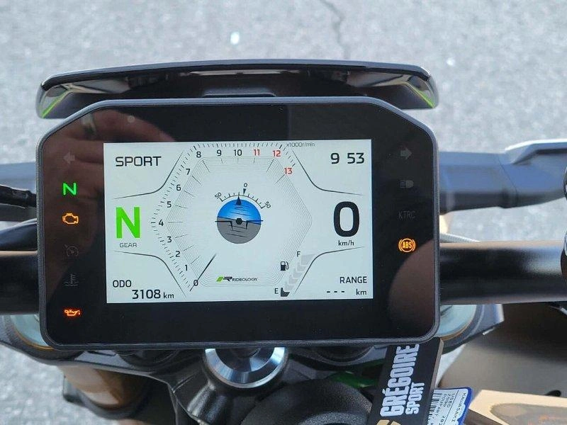 Kawasaki Z900 2025 alt